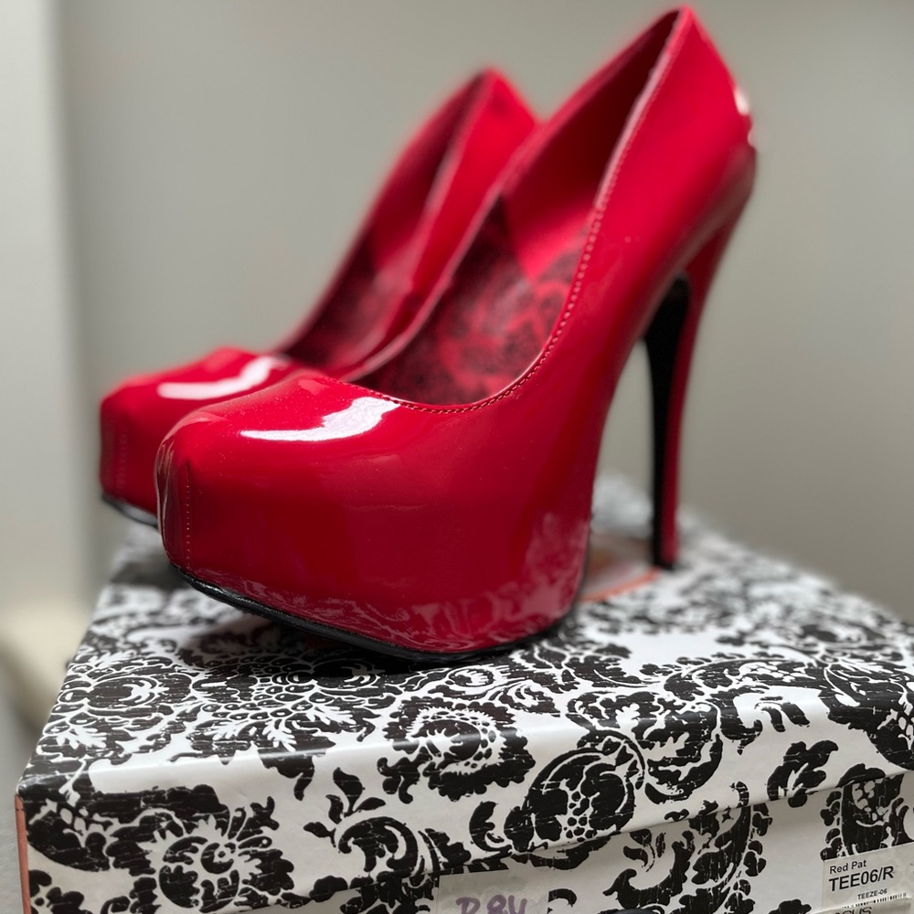 Pleaser platform pumps